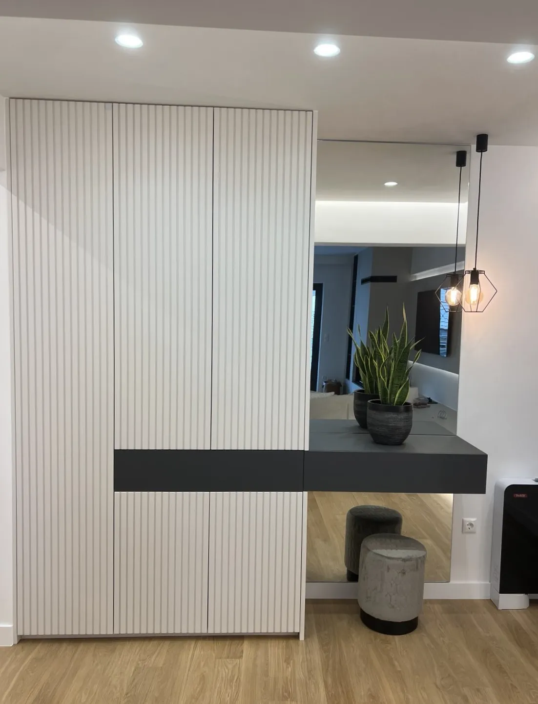 Ενσωματομένη ντουλάπα με ράφι